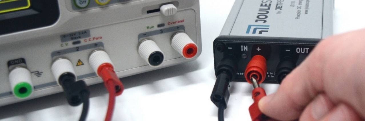 JS110 IN port connected to the power source